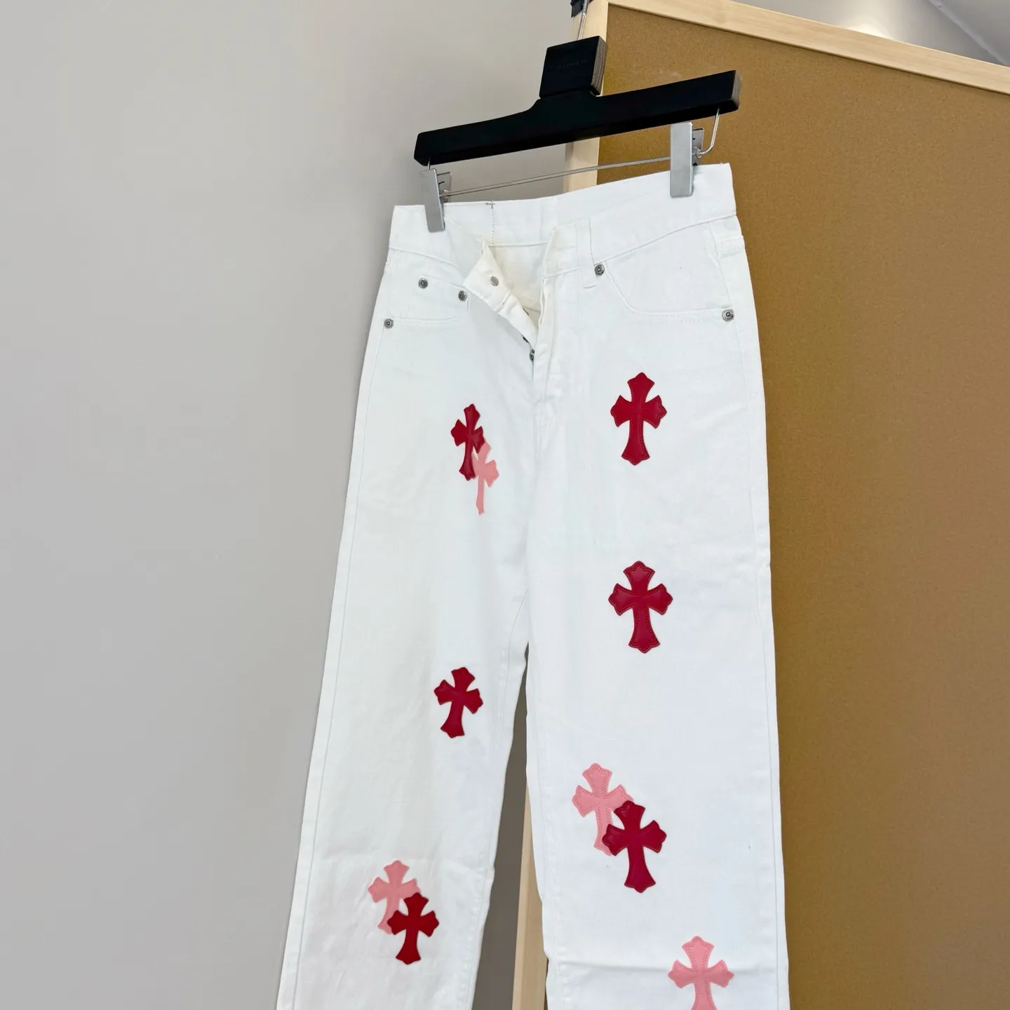P230 Style No.: D320 Miami Exclusive｜Chrome Hearts👖Miami Exclusive pink and leather white jeans. Loose fit. The upper body does not pick on the leg shape. Very good-looking. SIZE #28 30 32 34
